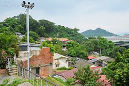 位於公館鬧區旁的寶藏巖藝術村，在過去原是爭議十足的大規模違章區域