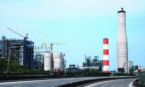 運轉超過四十年的林口舊電廠上午正式除役,紅白相間的煙囪為舊電廠煙囪,右邊的煙囪為即將在105年運轉的新電廠煙囪。(記者潘俊宏/攝影)