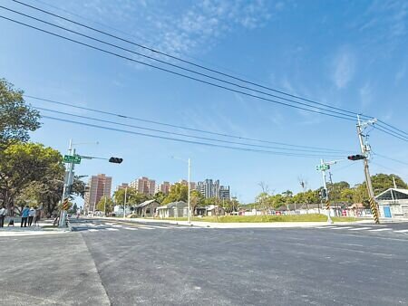 高雄左營眷村緯六路拓寬正式完工,2日市府舉辦巡禮活動。(紀爰攝)