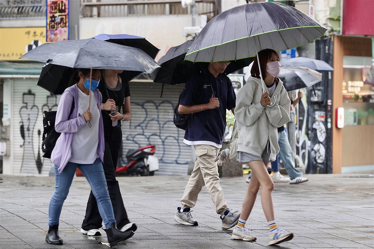 今仍受東北季風影響，加上水氣更多，基隆北海岸、大台北山區及宜蘭地區降雨將更持續，有局部較大雨勢發生機率，大台北平地下雨範圍也廣。本報資料照片 