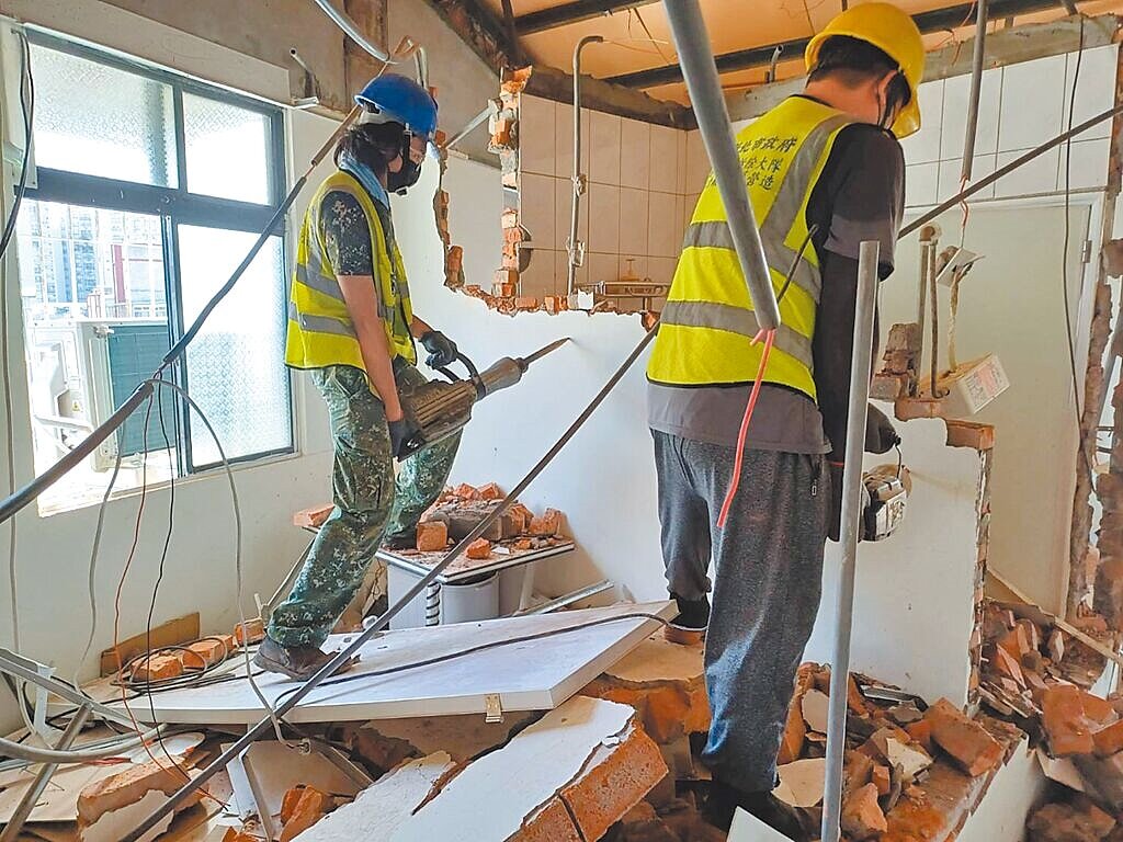 新北市工務局違章建築拆除大隊針對頂樓加蓋隔成多間套雅房並出租牟利,列為優先強制執行拆除對象,統計今年到9月為止,已拆除改善超過300件違建案例。圖/新北市工務局提供