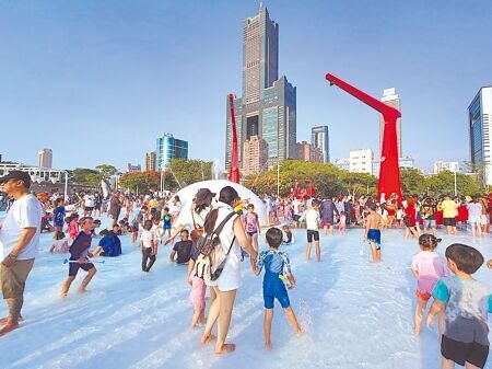 高雄市水岸星光公園原定試營運至11月2日,高雄市公園處考量園區缺失,加上天氣在近日轉涼,決定提早於10月26日結束試營運,並蒐集民眾意見進行改善,預計在明年4月重新開放。(任義宇攝)