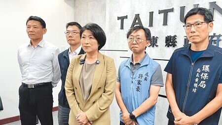 台東縣長饒慶鈴(中)說明縣內養豬場稽核情形,並表示各鄉鎮公有市場豬肉攤商停業期間免收租金,差額由縣府負擔。(蕭嘉蕙攝)