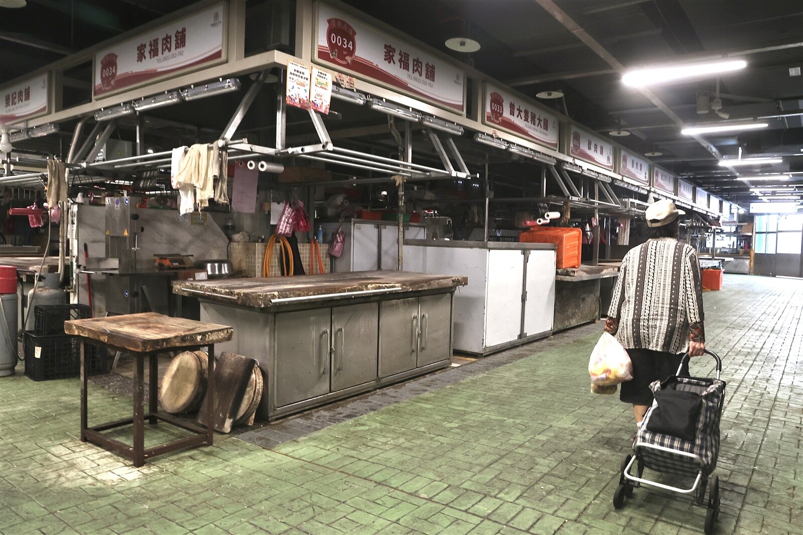 受到非洲豬瘟影響,北市多數生鮮豬肉攤商自行停業,議員指出,這些商家無法營業生計恐會有影響,應盡快研擬租金減免及補償方案。記者林俊良/攝影