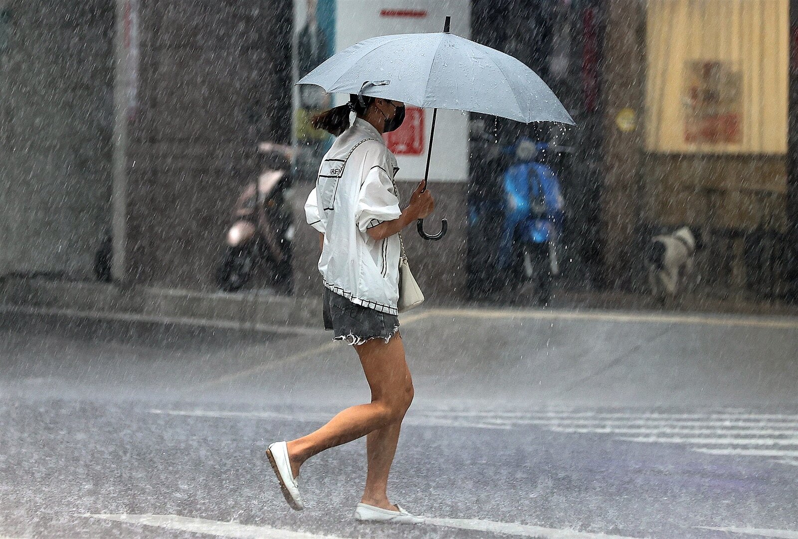 東北季風影響,中央氣象署發布大雨特報。本報資料照片