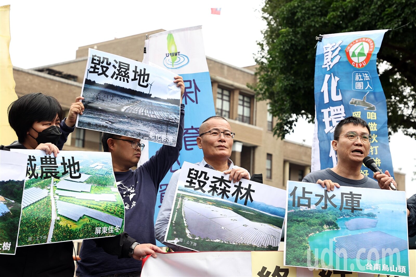 全台多地的環保團體昨天上午集結於行政院前舉辦記者會,針對近年的光電亂象發布十大訴求,呼籲行政院及立法院務必於年底設立相關法規及審查程序,以環境保護、落實公民參與的精神來扭轉光電當前亂象。記者邱德祥/攝影
