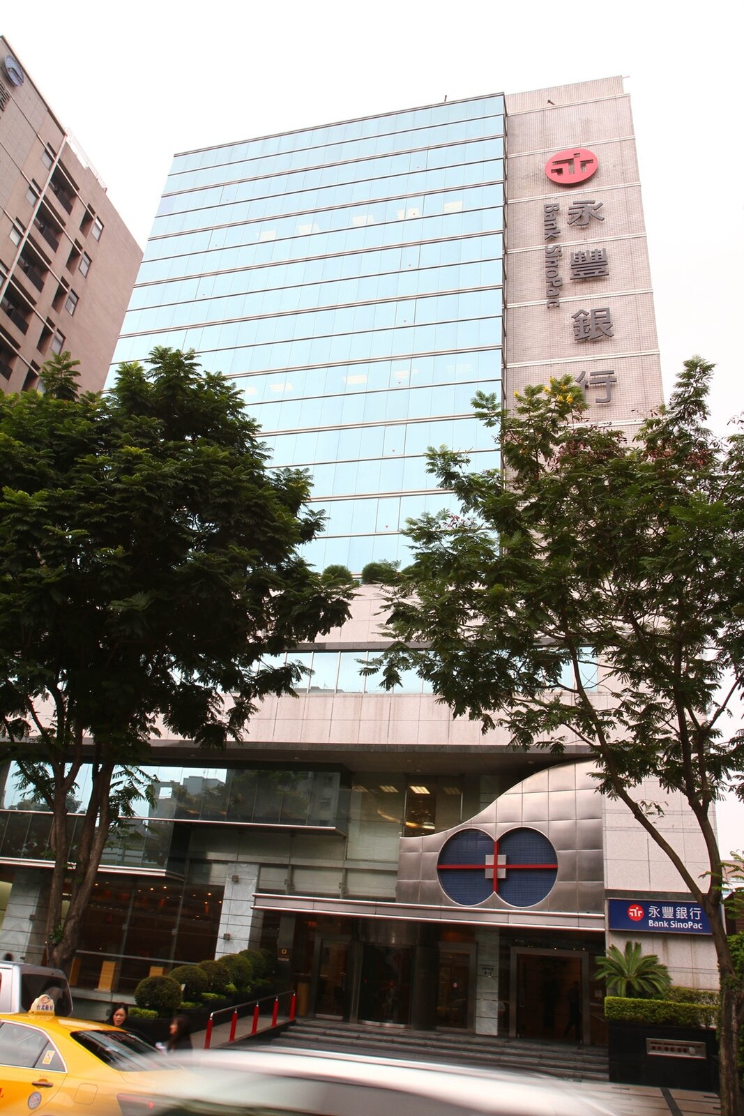 永豐銀行萬華分行前貸款業務專員被控與外部人員勾結,涉嫌協助28人詐貸。永豐銀強調,第一時間展開調查並全面配合司法偵辦,展現「零容忍」態度。圖為永豐銀行大樓外觀。圖/聯合報系資料照片