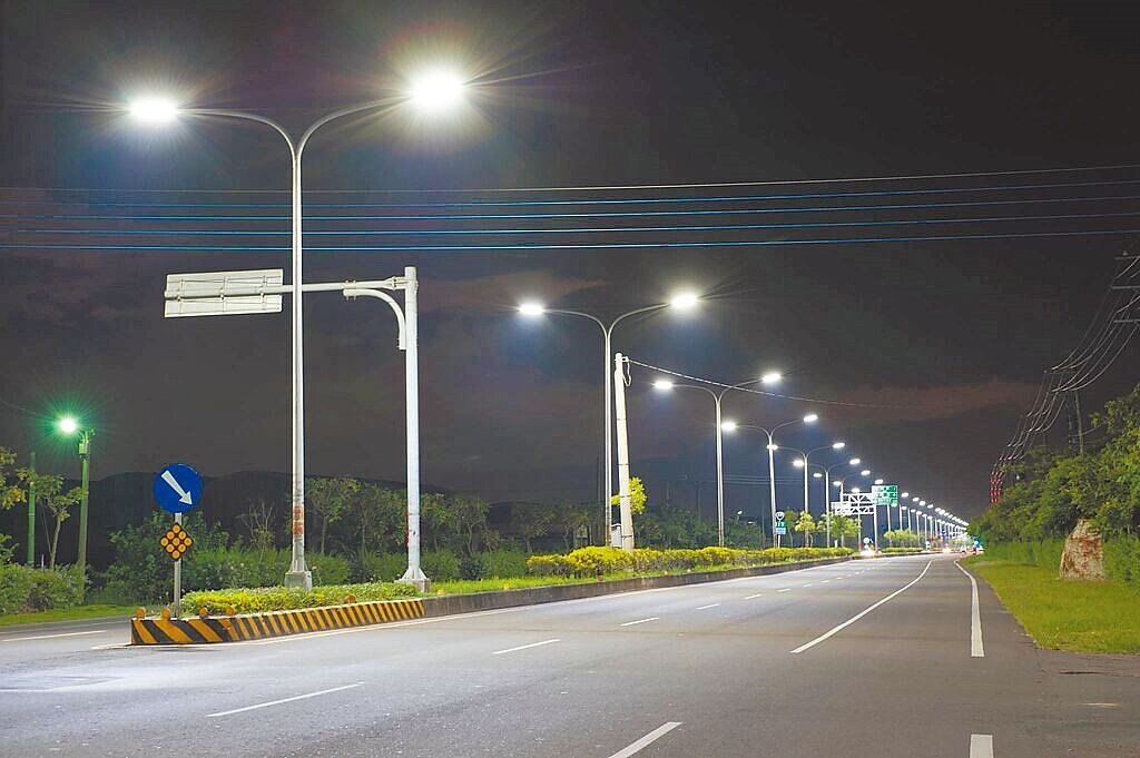 台南市議員方一峰27日爆料,風災過後至今將近4個月,將軍區直到上周還有250盞路燈沒亮。但市府工務局統計,目前僅將軍區8盞、學甲12盞,合計20盞路燈尚未修復。(市府提供/洪榮志台南傳真)