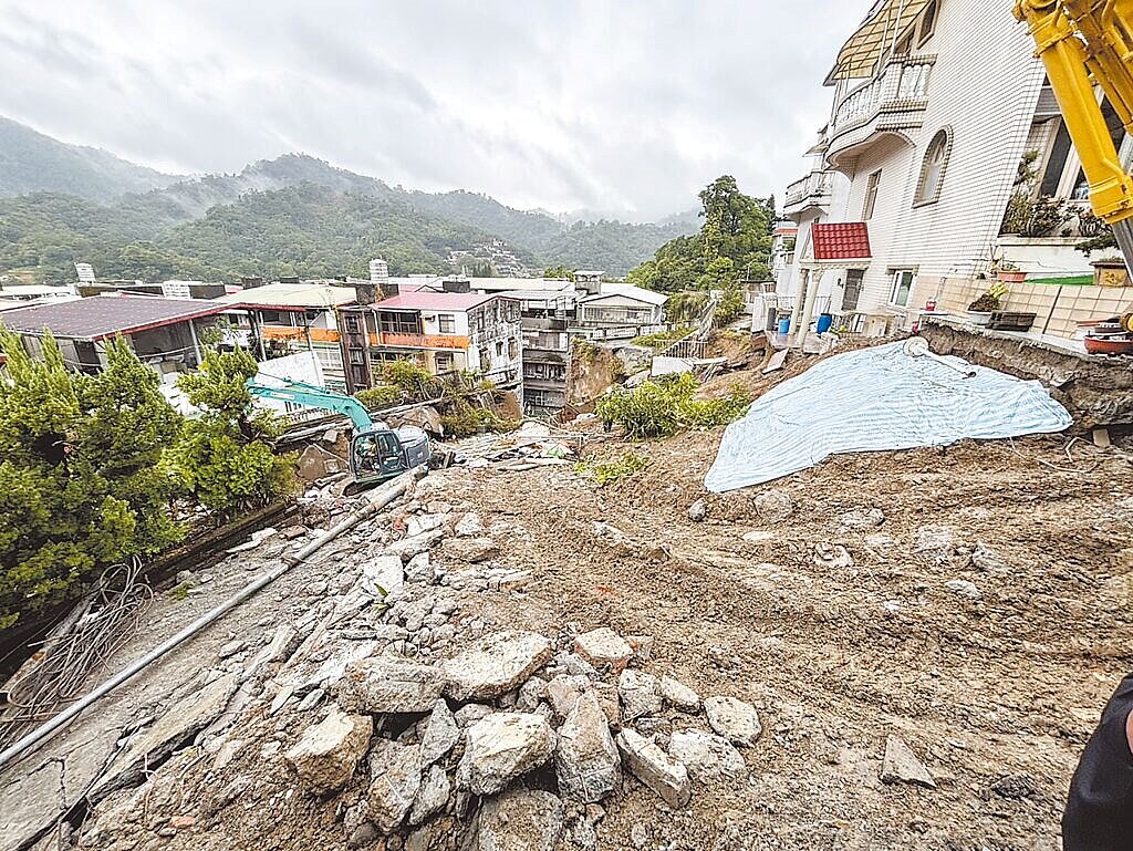 新北市新店區錦繡、碧瑤社區間擋土牆25日坍塌,工務局調派機具持續執行擋土牆上方的碧瑤社區土方挖除作業,以減輕壓力,穩定邊坡。(新北市工務局提供/張鎧乙新北傳真)