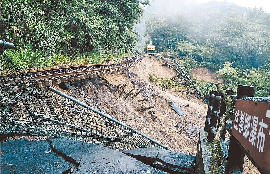 台鐵平溪線K9+820至K9+920處致災點現況。(交通部提供/陳祐誠台北傳真)