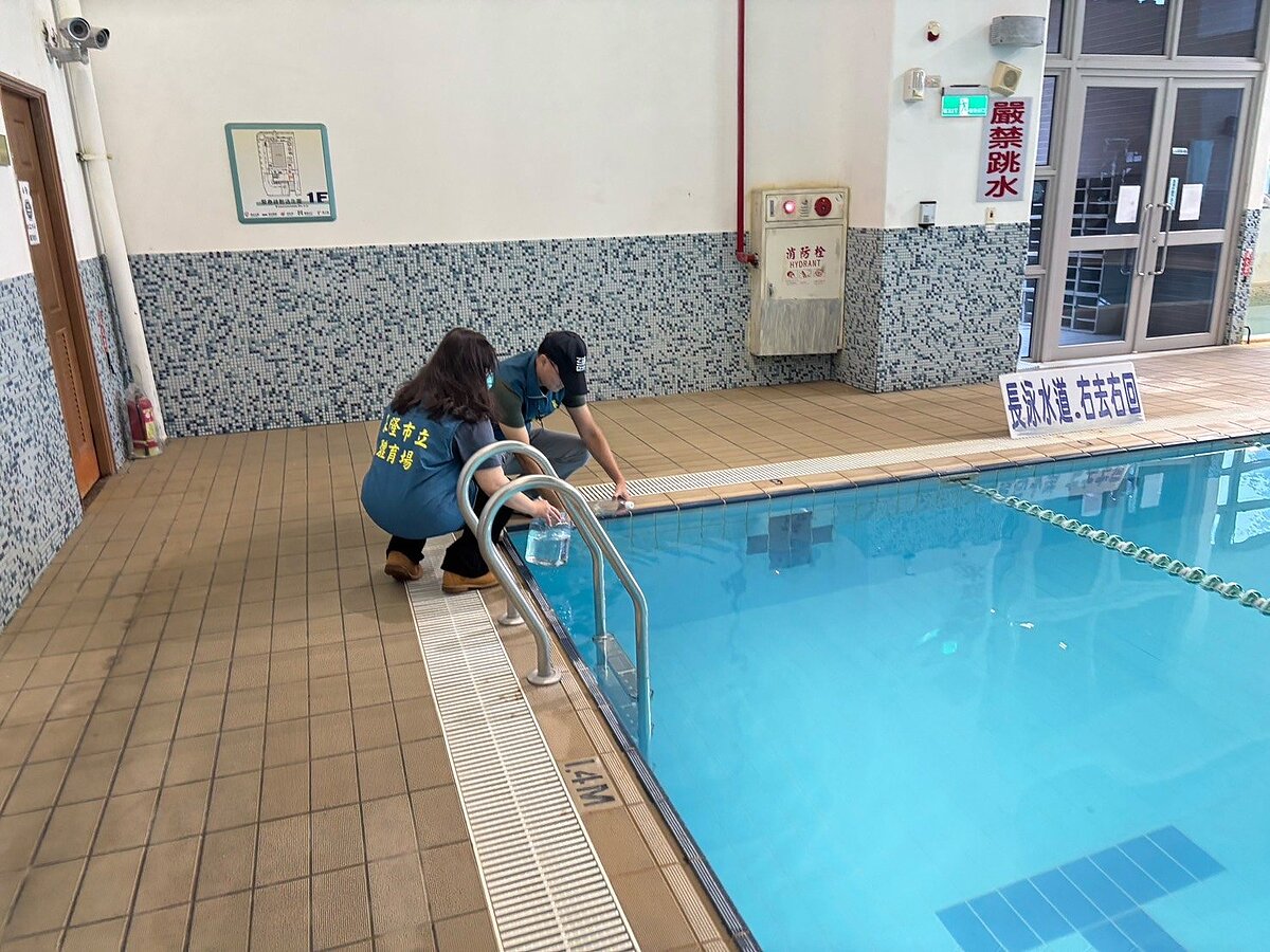 基隆市國民運動中心游泳池的水質遭人質疑,體育場人員前往採水檢驗。圖/基隆市府提供