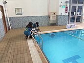 基隆泳池異味風波　市府、廠商互槓