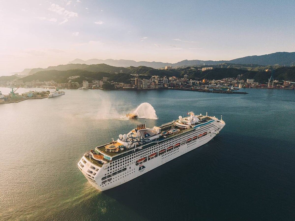 基隆港務分公司統計今年國際郵輪旅客人次,研判可恢復疫情前水準。圖為今年7月30日麗星郵輪「領航星號」首航基隆港。圖/基隆港務分公司提供