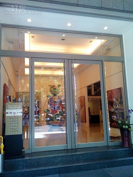 3面向仁愛路的一樓大廳,典雅大方,路過行人都會多看一眼。