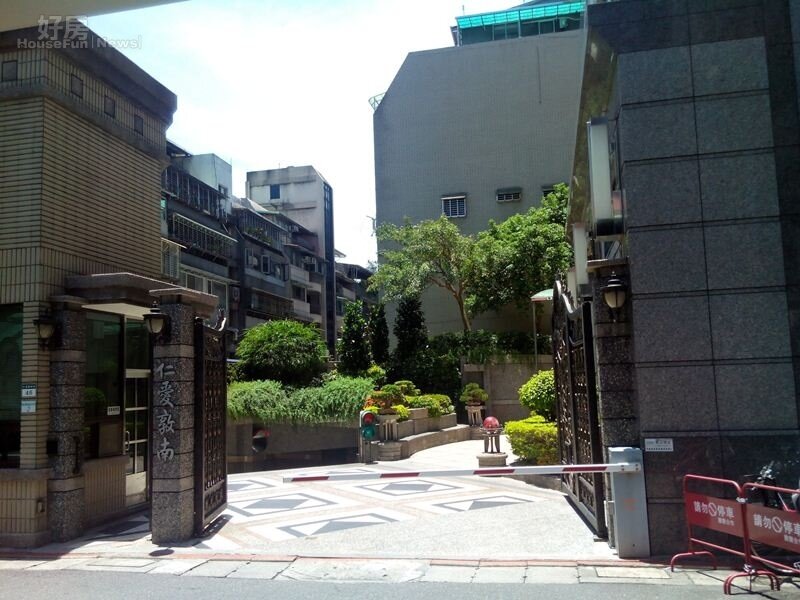 4「仁愛敦南」出入口隱身巷弄內,低調門面保障住戶隱私。