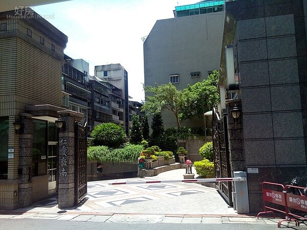 4「仁愛敦南」出入口隱身巷弄內,低調門面保障住戶隱私。