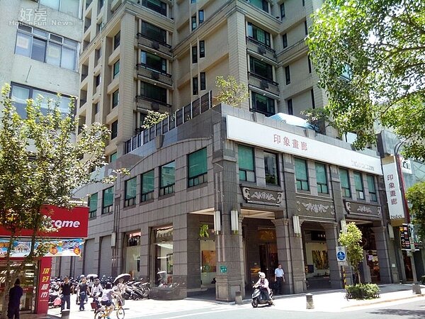 2一樓經營印象畫廊,很有書香藝術氣息。