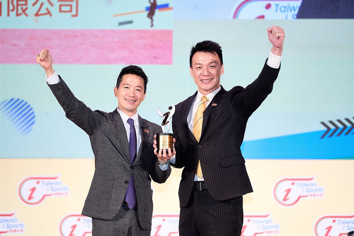 運動企業認證頒獎典禮,由總統府副秘書長何志偉(圖左)頒獎,永慶房屋人資部協理塗振宏(圖右)出席領獎。圖/永慶房產集團提供