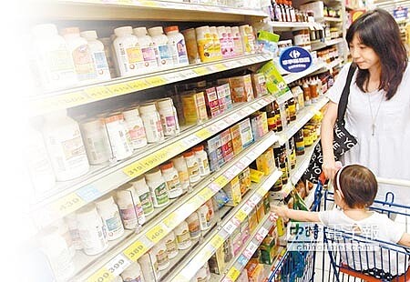 慎選!慎選! 衛福部食藥署預告草案,明定13項健康食品保健功效適用範圍,在公告範圍外違規宣稱保健功效將開罰。圖為民眾挑選營養補給品畫面。(趙雙傑攝)
