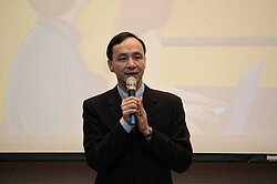 社會住宅成箭靶　游錫堃批朱立倫是「跳票市長」
