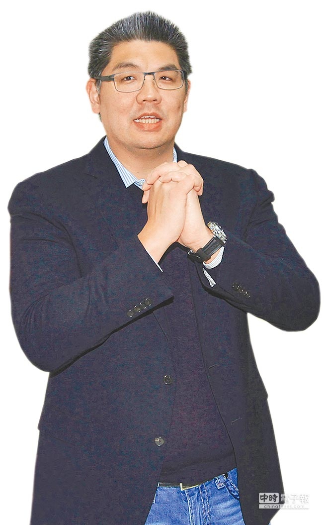 雙文PK台北市長參選人連勝文柯文哲和連勝文不約而同端出未來4年公車不漲價的政見。（截取自中時電子報）
