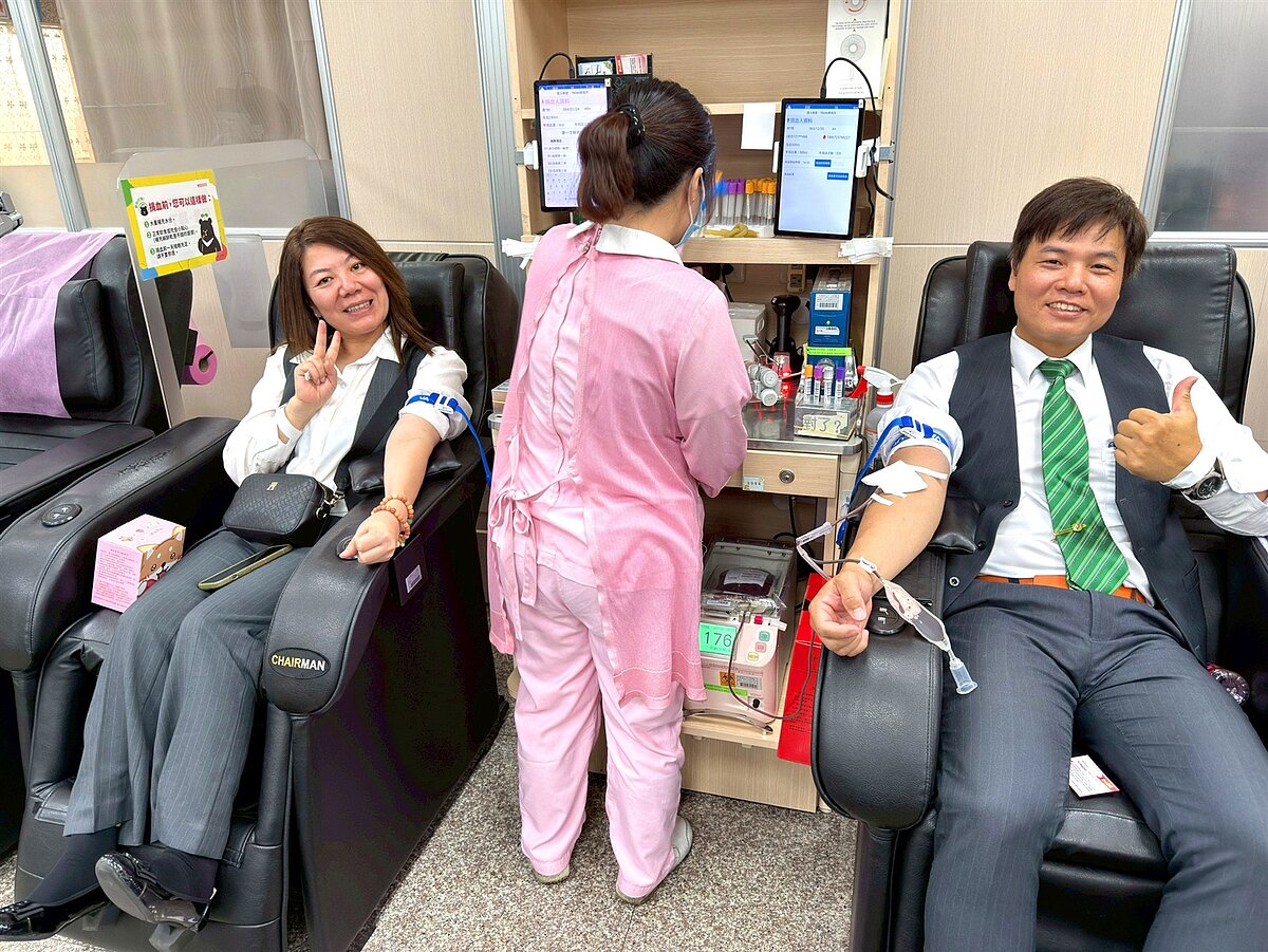 永慶加盟四品牌台南區逾110間店夥伴,不只擔任活動志工、協助民眾捐血,自己也熱情挽袖捐血。圖/永慶房產集團提供