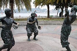 在前往鼓浪嶼搭船的碼頭公園內，三尊當地民族慶典表演的雕像吸引旅客目光。