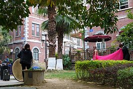 隨處都可看到新人拍攝婚紗。