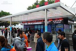 當地人說，除了颱風來的時候，要不然前往鼓浪嶼的遊客由碼頭開始營業到關閉一直維持滿滿的人潮。