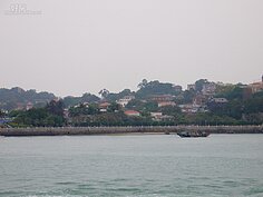 由廈門端港口出航不久，就可看到鼓浪嶼的身影，島上的建築也一覽無遺。