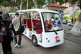 為了避免噪音與空氣污染，鼓浪嶼這幾年開始禁止燃油動力車輛進入，而是改以電為動力的遊園車帶著觀光客探索這個小島。