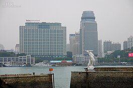 由鼓浪嶼回望廈門。根據當地人的描述，廈門有許多房子都是台灣或是金門人投資，相對地也拉抬了當地房價。