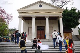 隨處都可看到新人拍攝婚紗。