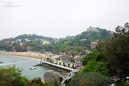 由至高點看菽庄花園。