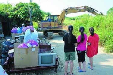 三姊妹和父母昨天看著怪手拆除舊屋