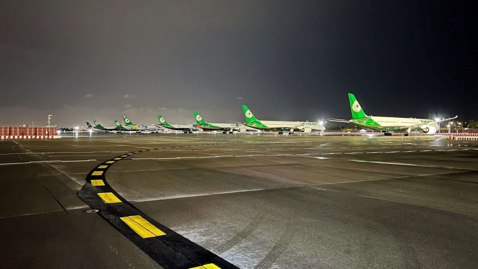 第三跑道建設工程中的臨時過夜機坪,第一期已於114年7月25日啟用9個停機位。圖:機場公司提供