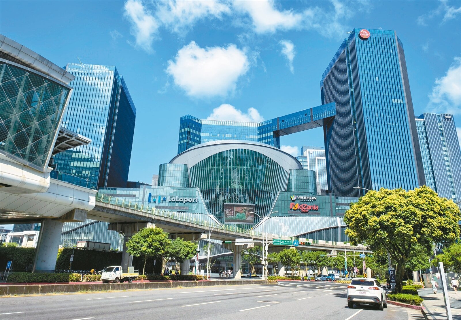 中信金28日代子公司公告，台灣人壽董事會已通過兩件位於台北市蛋黃區的重要土地與建物投資案。其中包括知名商場南港Lalaport地上權，砸150億元延長地上權期限40年，看好其長期商機展望。聯合報系資料照 