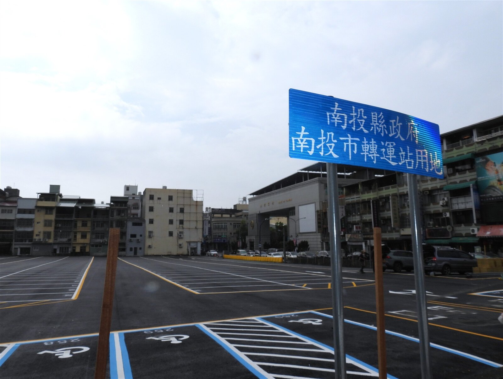 南投市轉運站目前規畫暫作停車場，現已畫設逾250個停車格，待證照申請程序完成，最快11月底前開放。記者賴香珊／攝影 