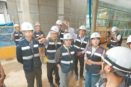 台北市議會28日考察新壽負責建設南港轉運站「東站」,國民黨市議員游淑慧(中)與民進黨市議員簡舒培(右)前往了解為何新光人壽對南港轉運站東站BOT案提出展延。(杜宜諳攝)