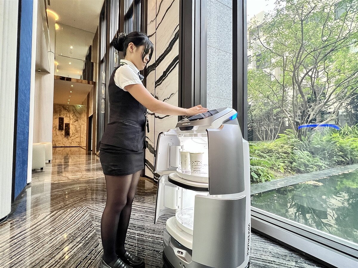 社區導入AI智能機器人,讓住戶在家即可收取外送餐點,實現便利生活。圖/業者提供