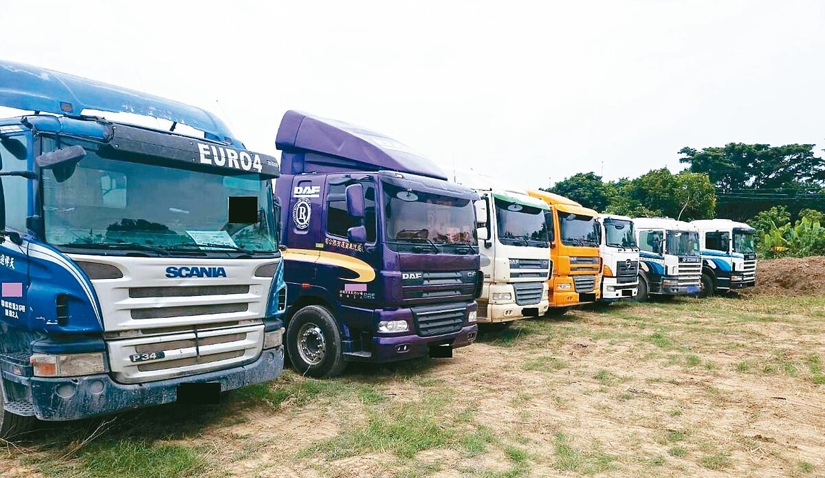 高雄市議員李雅靜接獲陳情,發現大寮區有農地被非法回填廢棄物,雄檢日前發動搜索,聲押兩主嫌獲准,並查扣13輛砂石車。圖/讀者提供