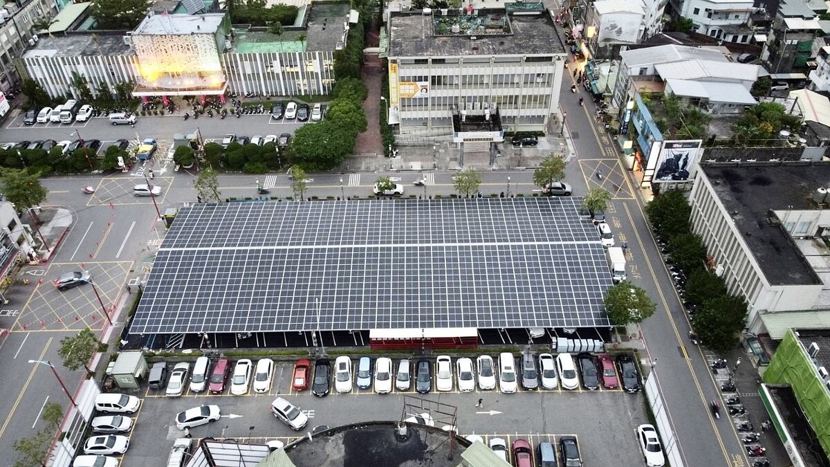 試辦獎勵住家屋頂設置太陽能板發電，宜蘭縣府公告每瓩獎勵3000元，每案最高獎勵補助30萬元。圖為羅東鎮公所停車場的太陽能板。圖／羅東鎮公所提供
