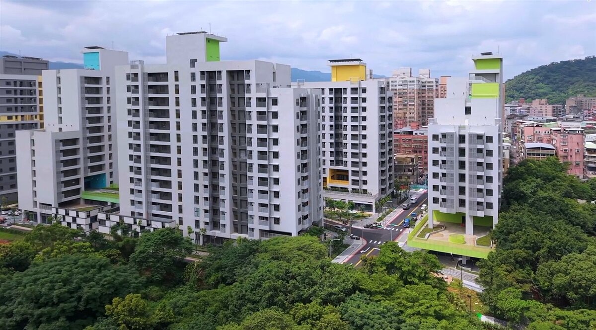 社宅僧多粥少,每次抽籤總是擠破頭,捷運三鶯線明年通車,該社宅距三峽站步行約3分鐘,成為近期最受關注的新北社宅。圖/新北住都中心提供