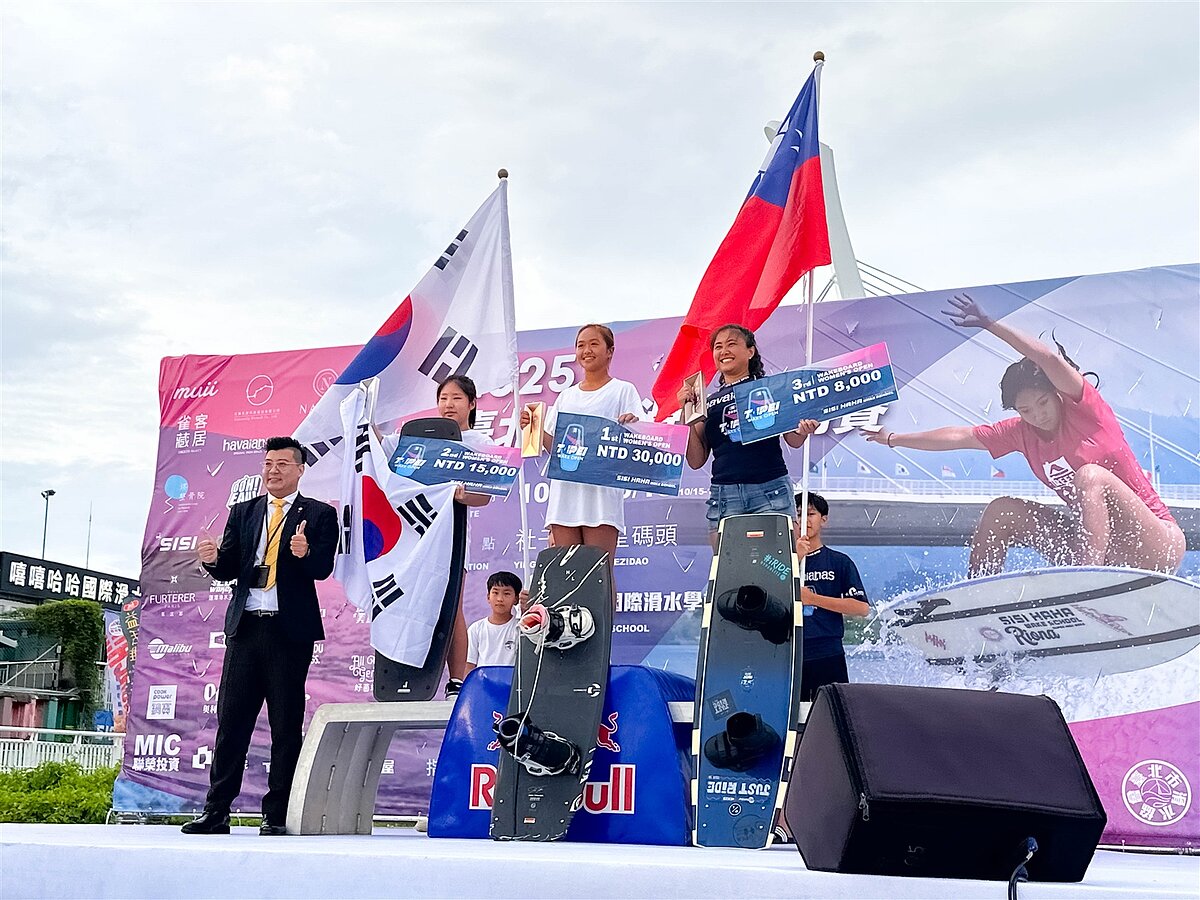 永慶房屋力挺滑水運動,頒獎典禮由永慶房屋部執行協理魏忠浩代表(圖左1),頒發獎牌給women's open wakeboard組前三名滑水選手。