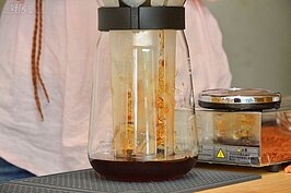 看著店內的冰滴咖啡製成十分有趣，滾燙的熱咖啡經過冰塊後，瞬間成為清涼可口的冰咖啡。