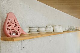 簡單的小木板釘在牆面上，就完成了咖啡杯的桌台。