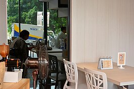 廚房的門是以鏡面壓克力製成，可增加視覺透視的空間感。