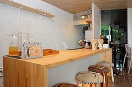 吧檯不僅是做手沖咖啡的地方，也讓客人可以做在這裡拉近店家與客人之間的距離。