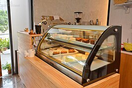 櫃台與蛋糕台同樣以杉木打造，營造清新溫暖的感覺。