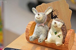 可愛的小名片盒融入寵物餐廳的主題中。